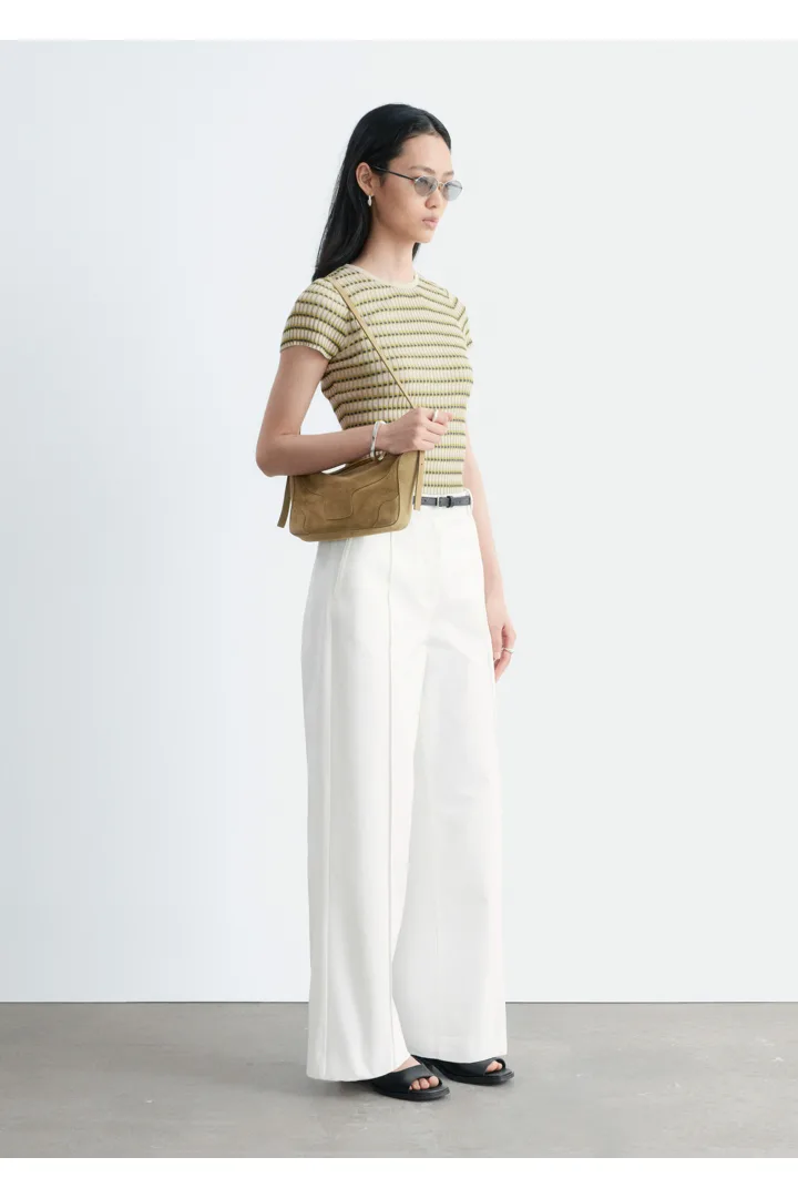 앤아더스토리즈 스트라이프 립 니트 티셔츠의 베이지/그린 스트라이프컬러 ECOMLook입니다.