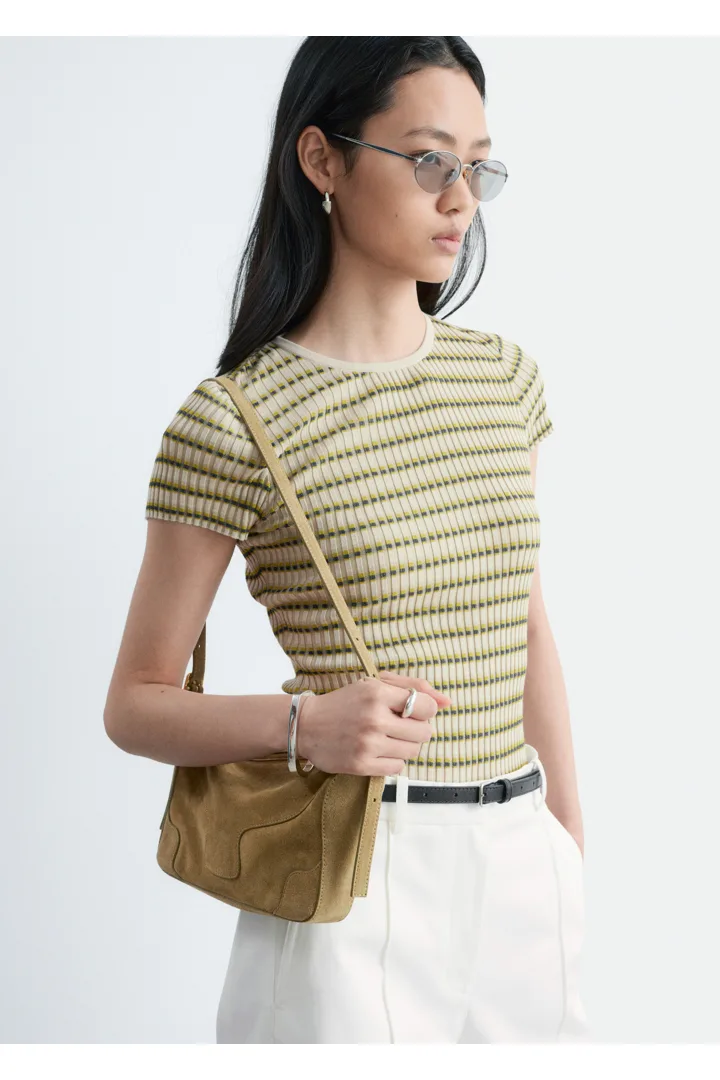 앤아더스토리즈 스트라이프 립 니트 티셔츠의 베이지/그린 스트라이프컬러 ECOMLook입니다.