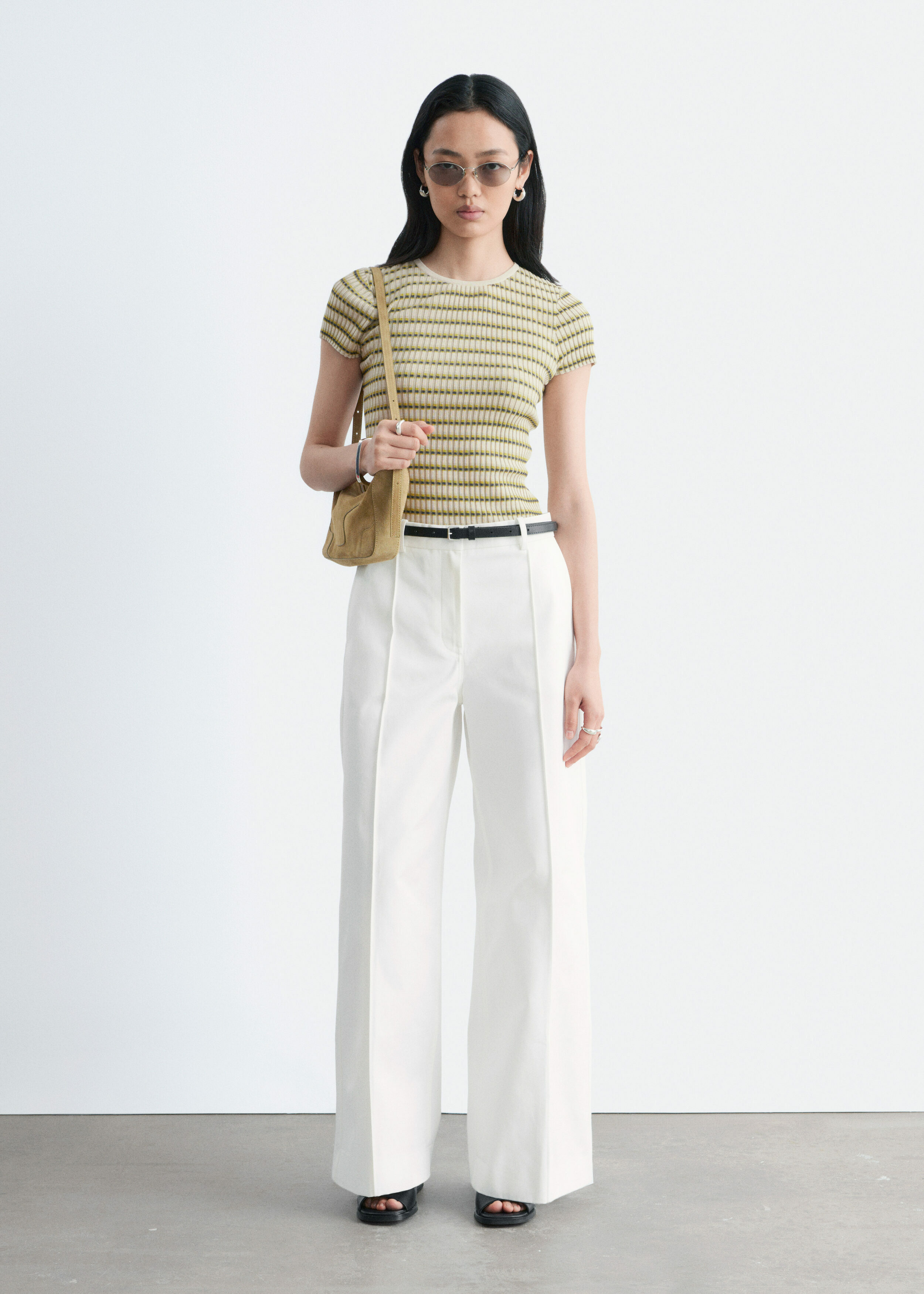 앤아더스토리즈 스트라이프 립 니트 티셔츠의 베이지-그린 스트라이프컬러 ECOMLook입니다.