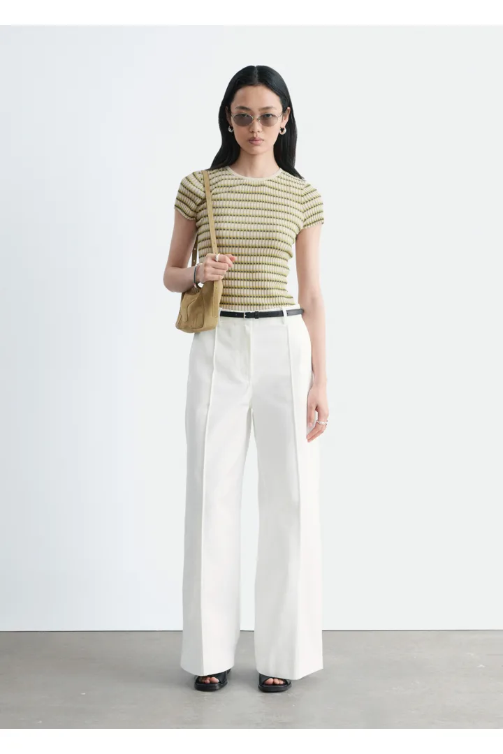 앤아더스토리즈 스트라이프 립 니트 티셔츠의 베이지/그린 스트라이프컬러 ECOMLook입니다.