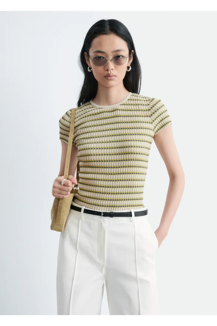 앤아더스토리즈 스트라이프 립 니트 티셔츠의 베이지/그린 스트라이프컬러 ECOMLook입니다.