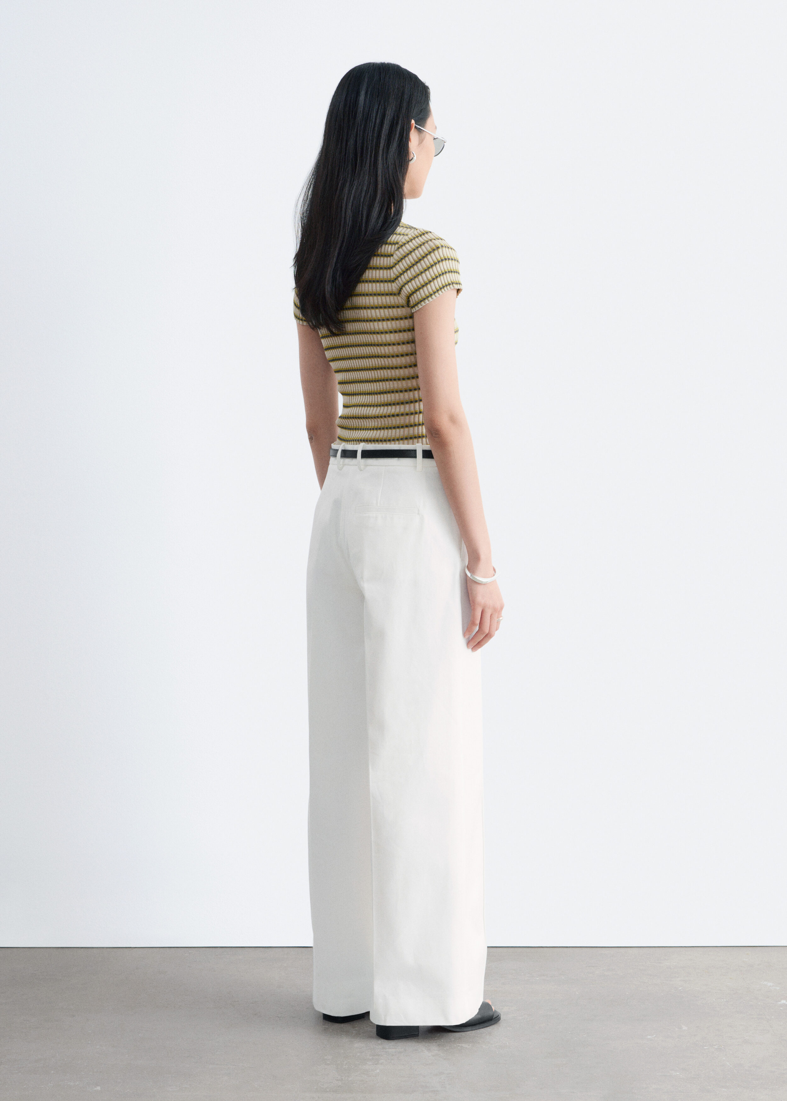 앤아더스토리즈 스트라이프 립 니트 티셔츠의 베이지-그린 스트라이프컬러 ECOMLook입니다.