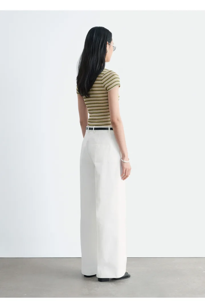 앤아더스토리즈 스트라이프 립 니트 티셔츠의 베이지/그린 스트라이프컬러 ECOMLook입니다.