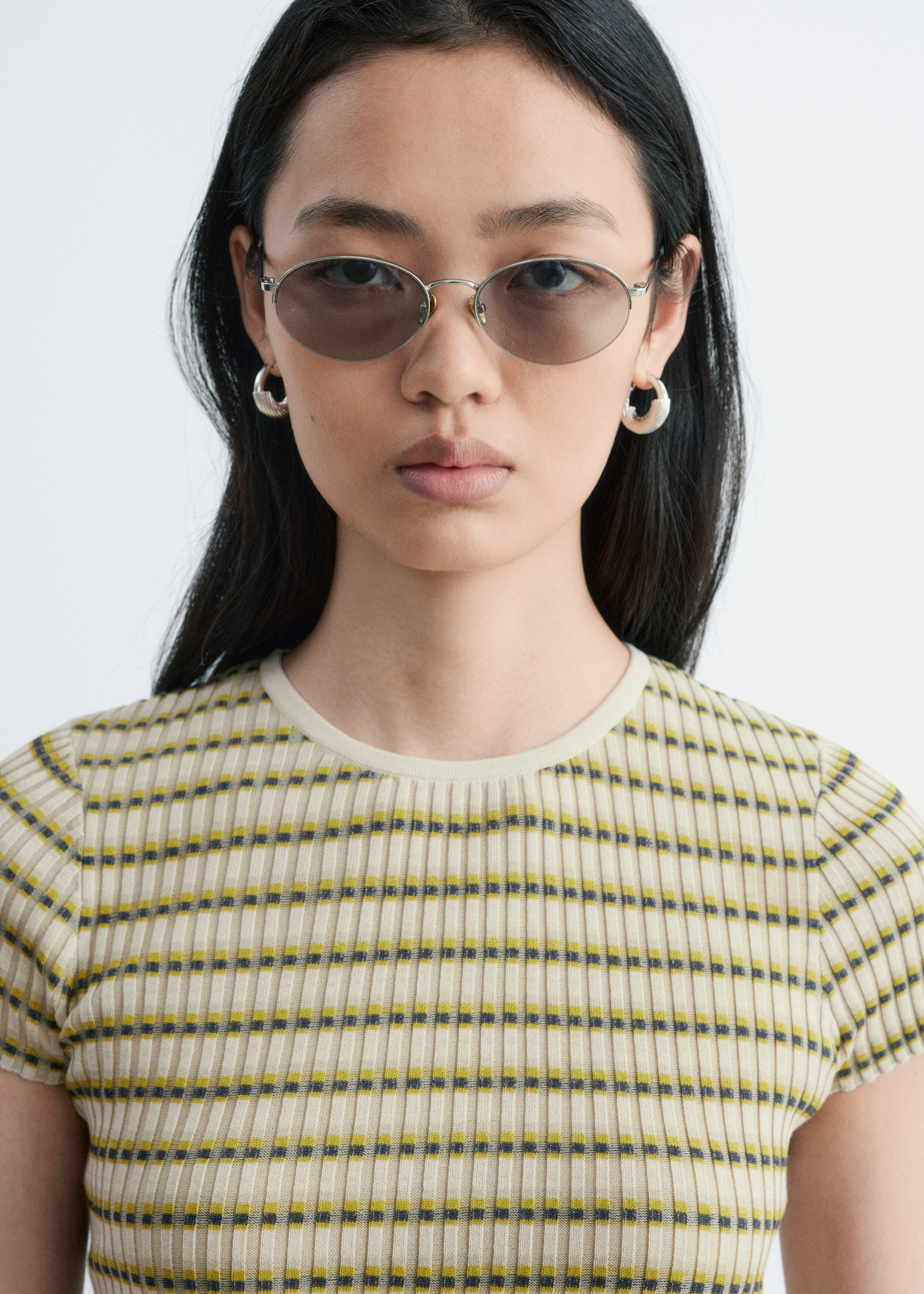 앤아더스토리즈 스트라이프 립 니트 티셔츠의 베이지-그린 스트라이프컬러 ECOMLook입니다.