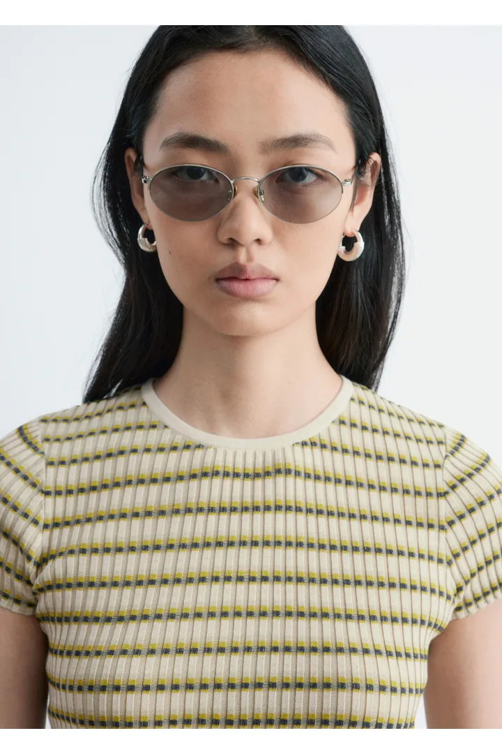 앤아더스토리즈 스트라이프 립 니트 티셔츠의 베이지/그린 스트라이프컬러 ECOMLook입니다.