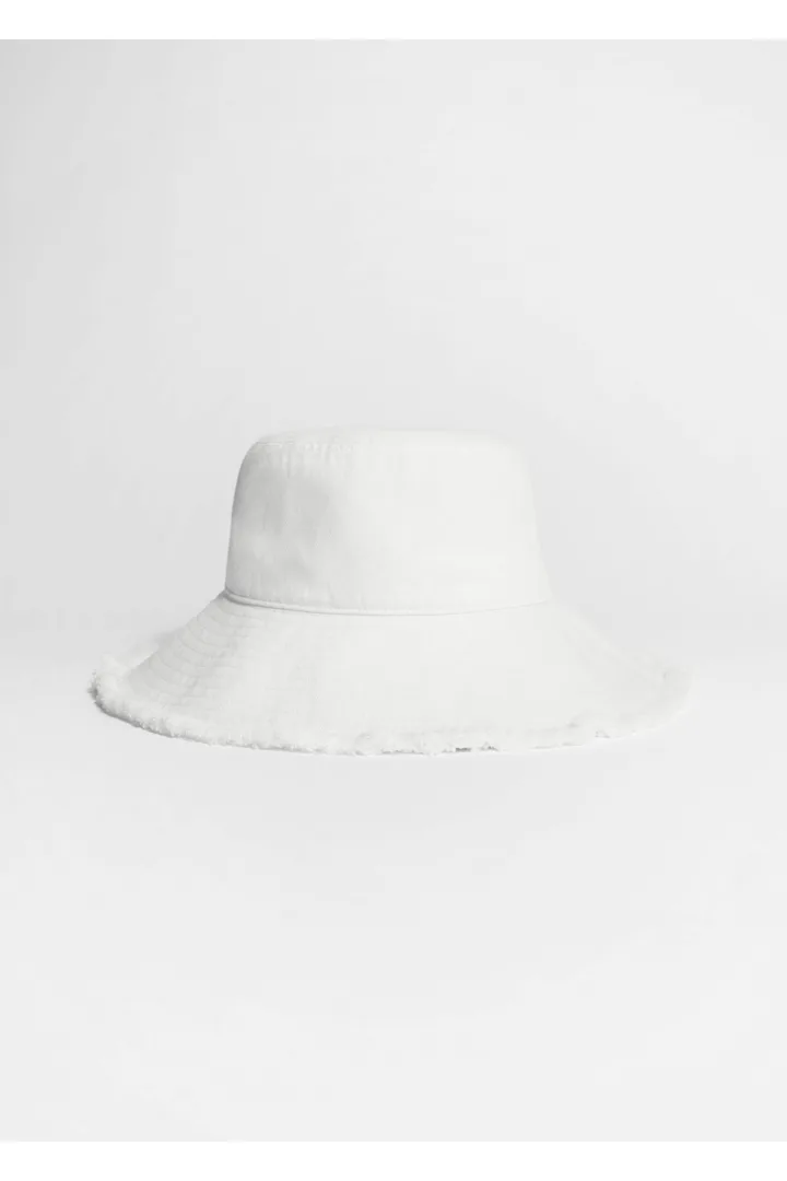 앤아더스토리즈 프린지 버켓 햇의 화이트컬러 Product입니다.