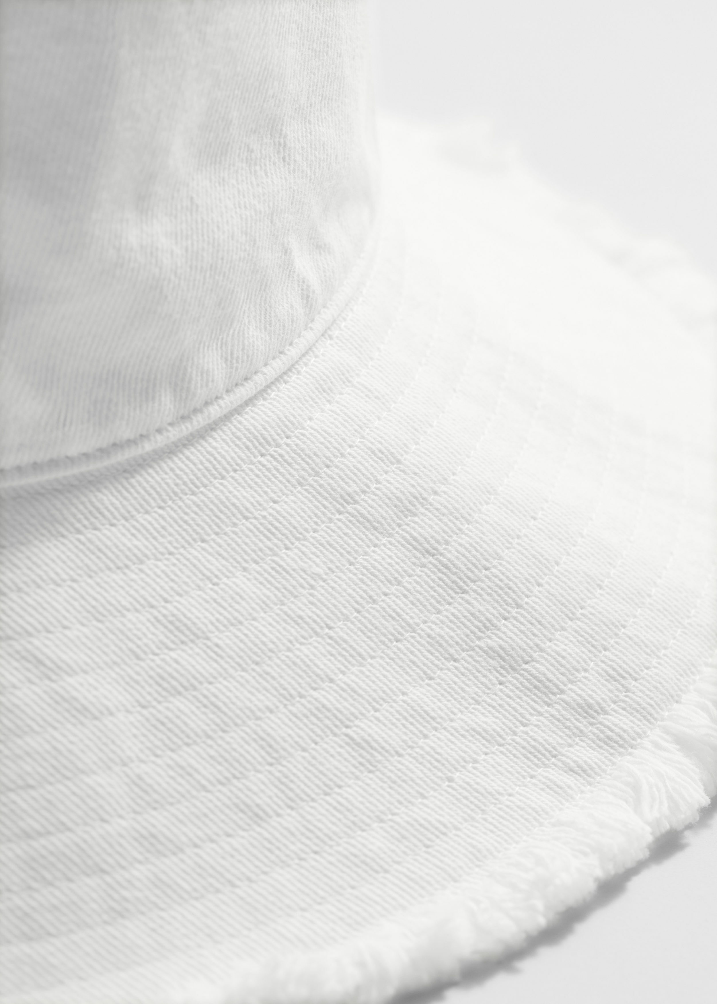 앤아더스토리즈 프린지 버켓 햇의 화이트컬러 Detail입니다.