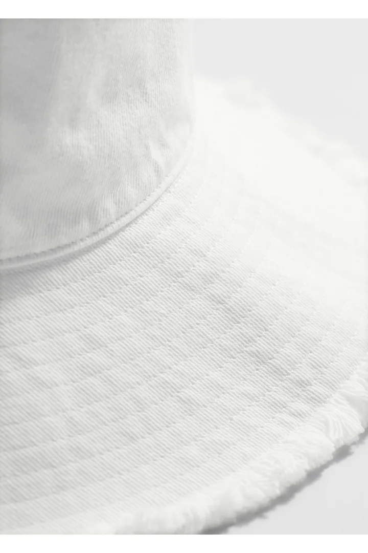 앤아더스토리즈 프린지 버켓 햇의 화이트컬러 Detail입니다.