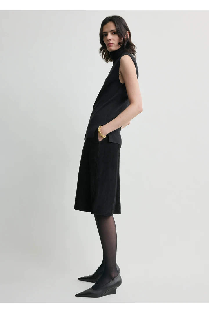 TOTEME 스웨이드 스커트 블랙의 블랙컬러 1번쨰 이미지입니다.