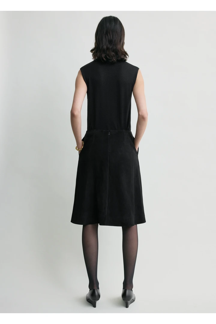 TOTEME 스웨이드 스커트 블랙의 블랙컬러 2번쨰 이미지입니다.