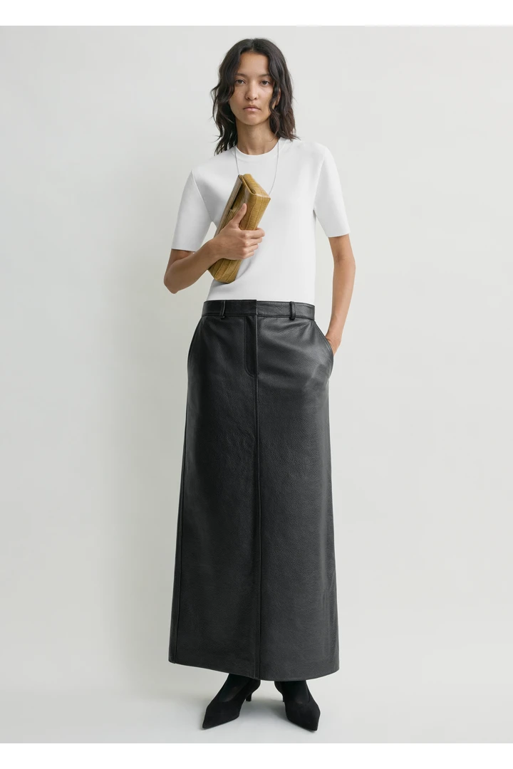 TOTEME 그레인드 레더 스트레이트 스커트 블랙의 블랙컬러 0번쨰 이미지입니다.