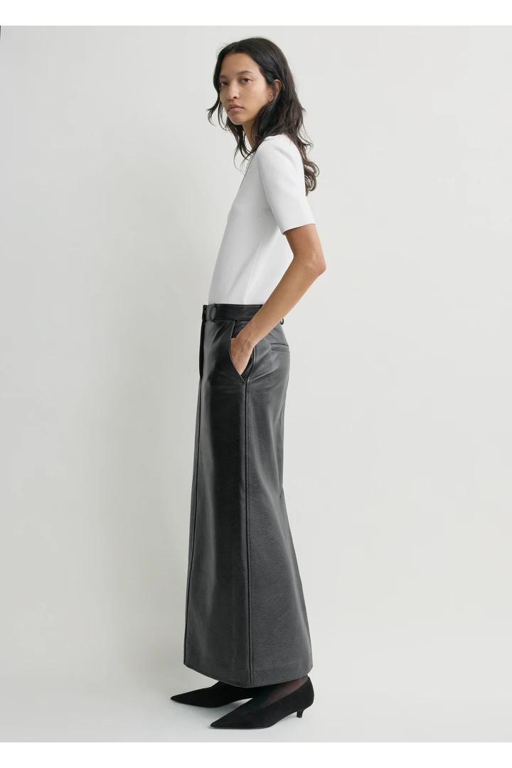 TOTEME 그레인드 레더 스트레이트 스커트 블랙의 블랙컬러 1번쨰 이미지입니다.