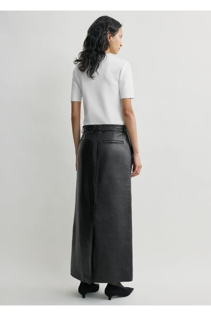 TOTEME 그레인드 레더 스트레이트 스커트 블랙의 블랙컬러 2번쨰 이미지입니다.
