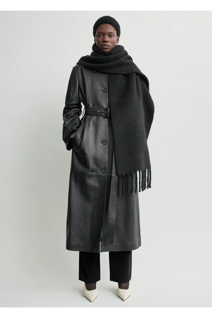 TOTEME 퍼지 스카프 블랙의 블랙컬러 1번쨰 이미지입니다.