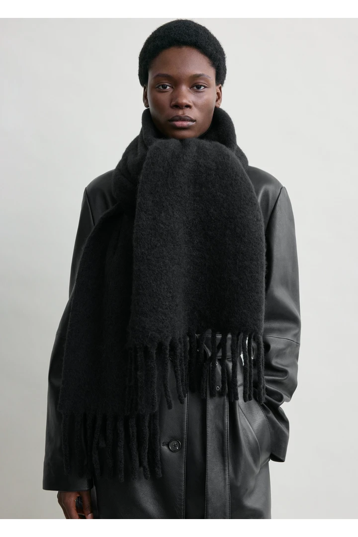 TOTEME 퍼지 스카프 블랙의 블랙컬러 2번쨰 이미지입니다.