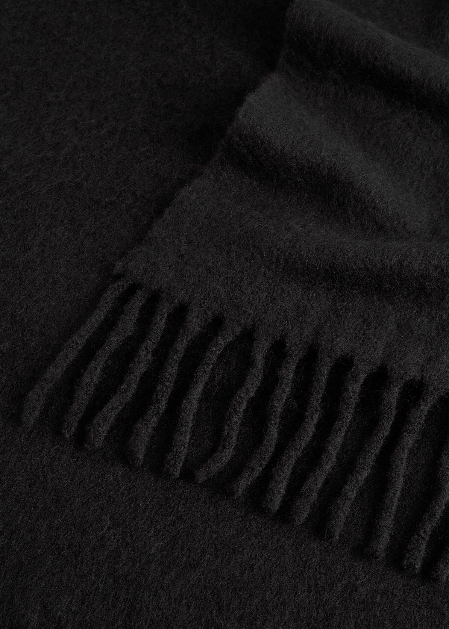 TOTEME 퍼지 스카프 블랙의 블랙컬러 3번쨰 이미지입니다.