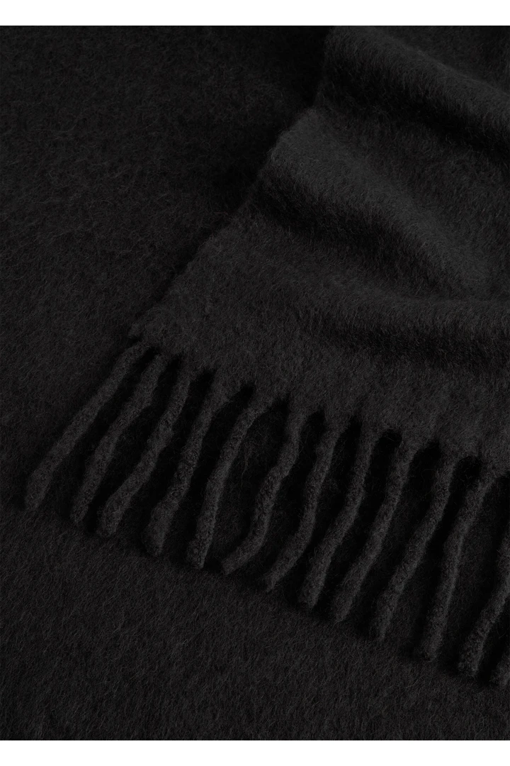 TOTEME 퍼지 스카프 블랙의 블랙컬러 3번쨰 이미지입니다.