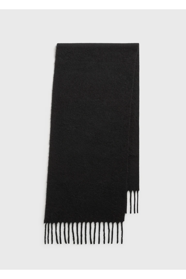 TOTEME 퍼지 스카프 블랙의 블랙컬러 4번쨰 이미지입니다.