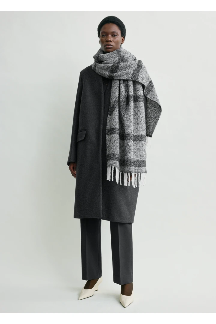 TOTEME 모노그램 자카드 스카프 블랙/화이트의 블랙/화이트컬러 1번쨰 이미지입니다.