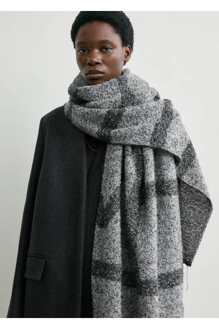 TOTEME 모노그램 자카드 스카프 블랙/화이트의 블랙/화이트컬러 2번쨰 이미지입니다.