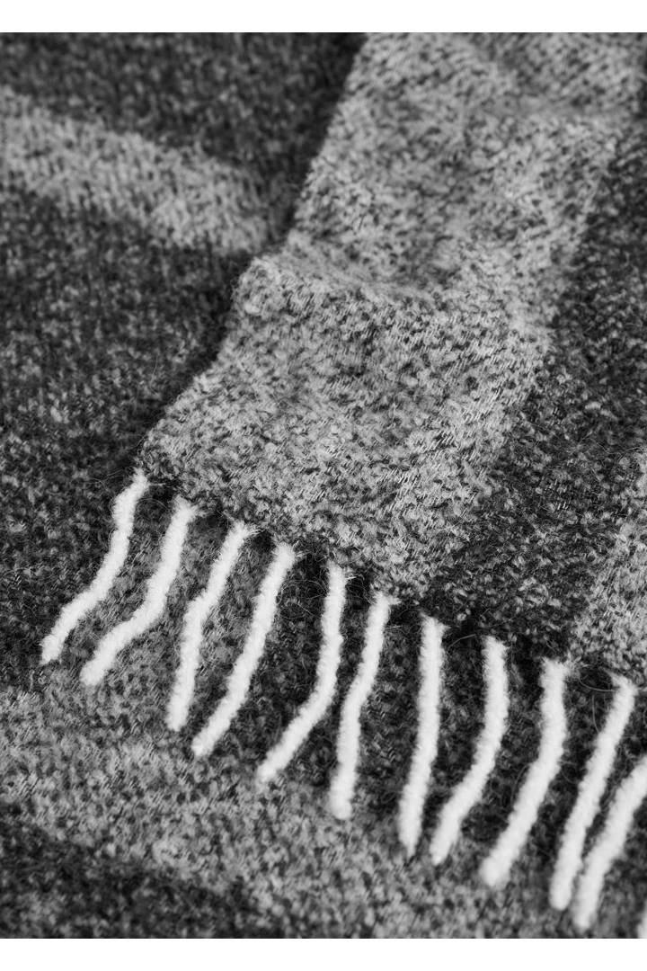 TOTEME 모노그램 자카드 스카프 블랙/화이트의 블랙/화이트컬러 3번쨰 이미지입니다.