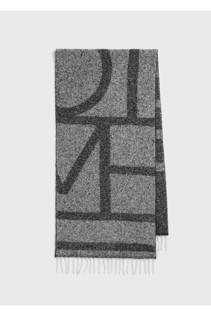 TOTEME 모노그램 자카드 스카프 블랙/화이트의 블랙/화이트컬러 4번쨰 이미지입니다.