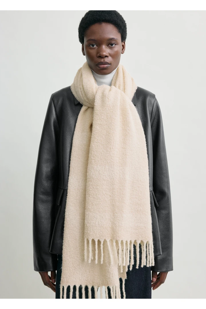 TOTEME 모노그램 자카드 스카프 에크루/화이트의 에크루/화이트컬러 2번쨰 이미지입니다.