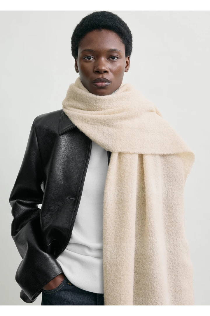 TOTEME 모노그램 자카드 스카프 에크루/화이트의 에크루/화이트컬러 3번쨰 이미지입니다.