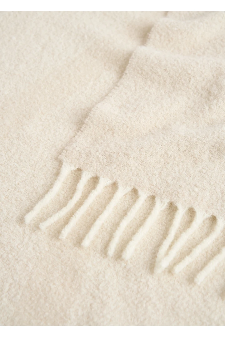 TOTEME 모노그램 자카드 스카프 에크루/화이트의 에크루/화이트컬러 4번쨰 이미지입니다.