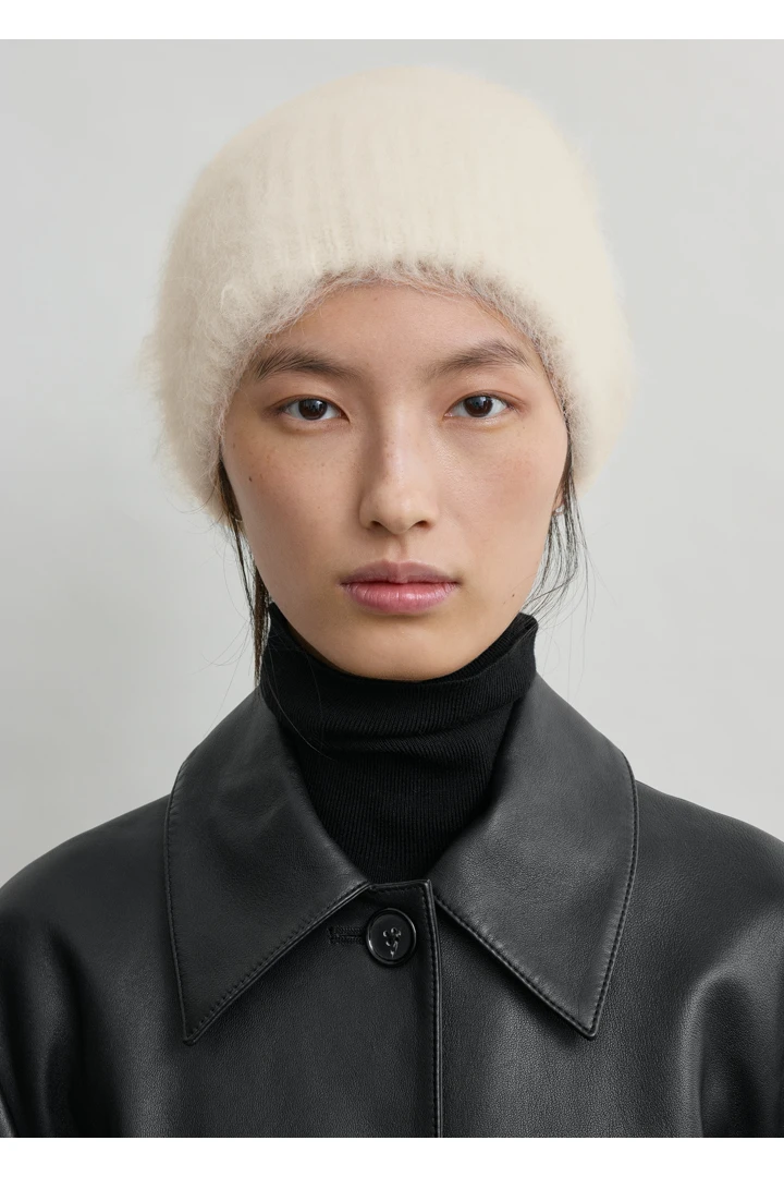 TOTEME 알파카 니트 비니 에크루의 에크루컬러 1번쨰 이미지입니다.