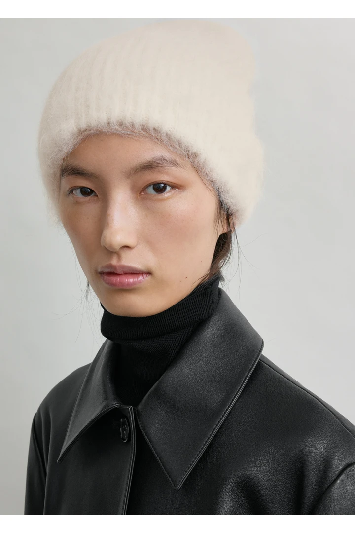 TOTEME 알파카 니트 비니 에크루의 에크루컬러 2번쨰 이미지입니다.