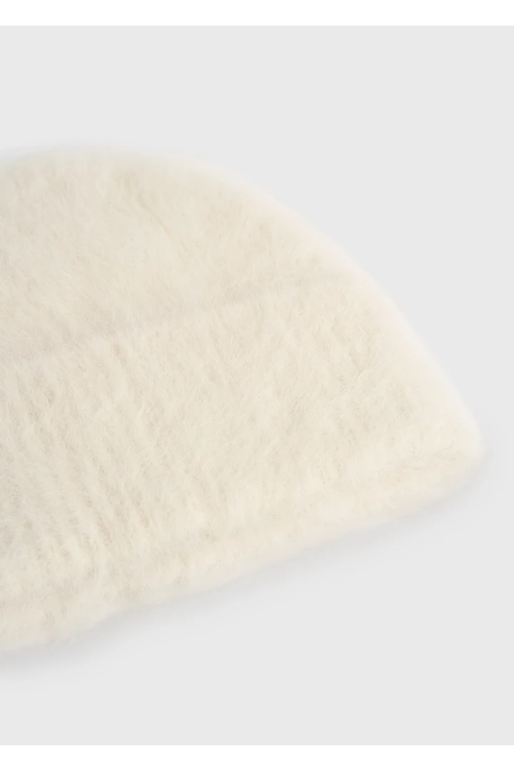 TOTEME 알파카 니트 비니 에크루의 에크루컬러 3번쨰 이미지입니다.