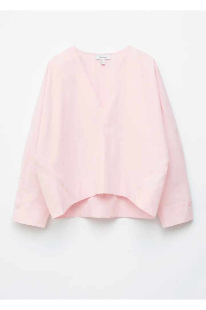 앤아더스토리즈 스컬프처럴 코튼 V 넥 블라우스의 파스텔 핑크컬러 Product입니다.