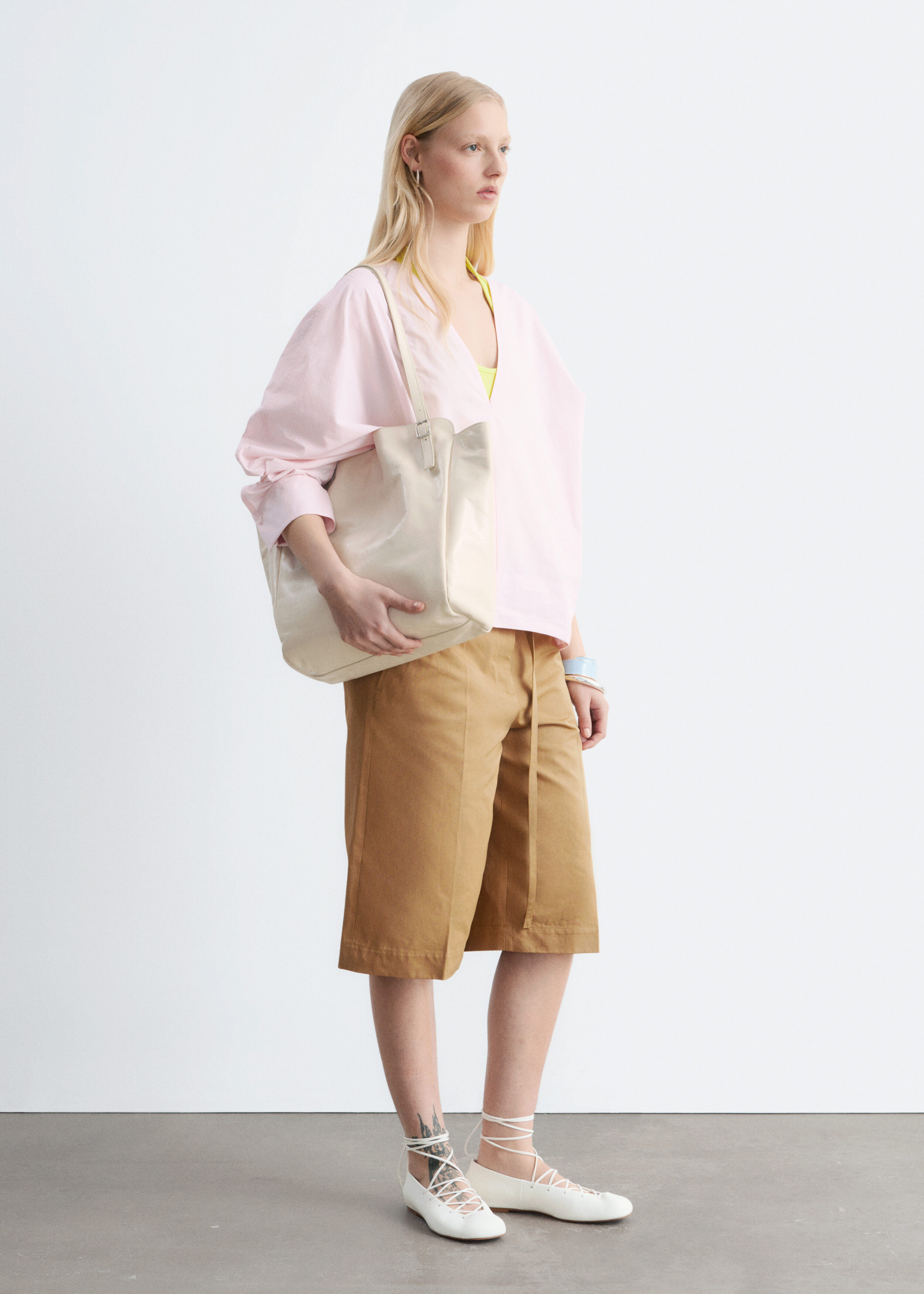 앤아더스토리즈 스컬프처럴 코튼 V 넥 블라우스의 파스텔 핑크컬러 ECOMLook입니다.