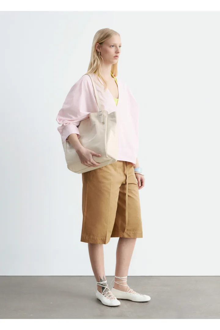 앤아더스토리즈 스컬프처럴 코튼 V 넥 블라우스의 파스텔 핑크컬러 ECOMLook입니다.