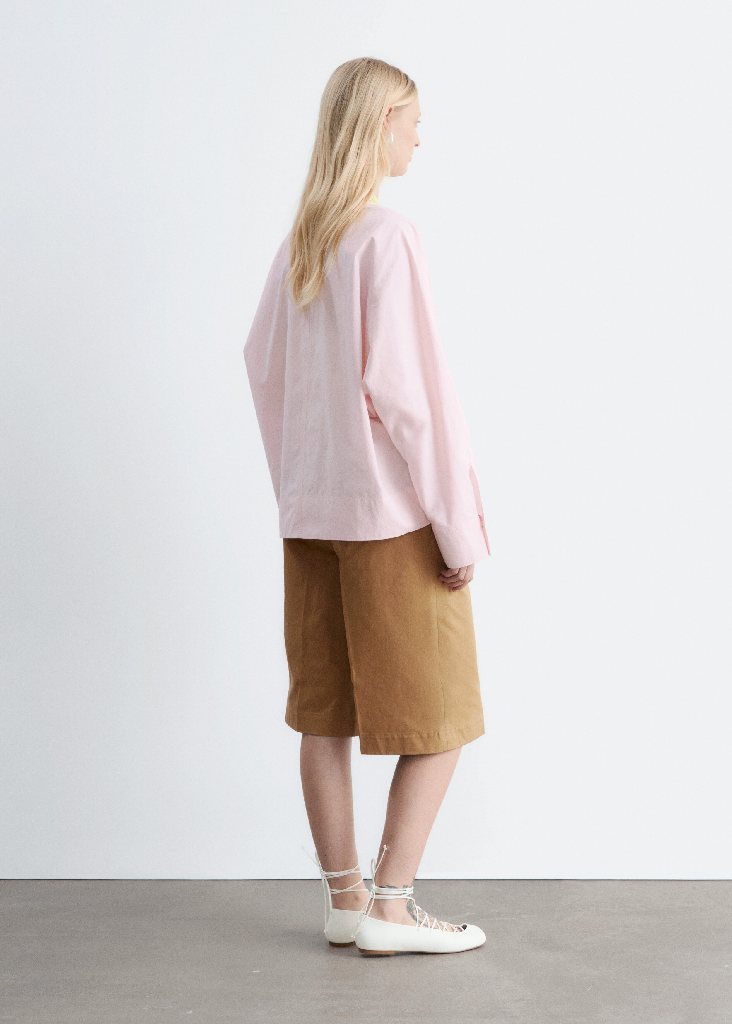 앤아더스토리즈 스컬프처럴 코튼 V 넥 블라우스의 파스텔 핑크컬러 ECOMLook입니다.