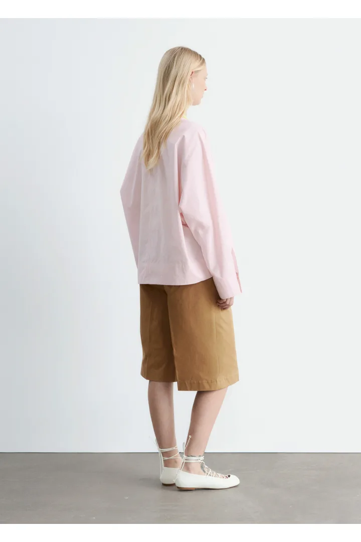 앤아더스토리즈 스컬프처럴 코튼 V 넥 블라우스의 파스텔 핑크컬러 ECOMLook입니다.