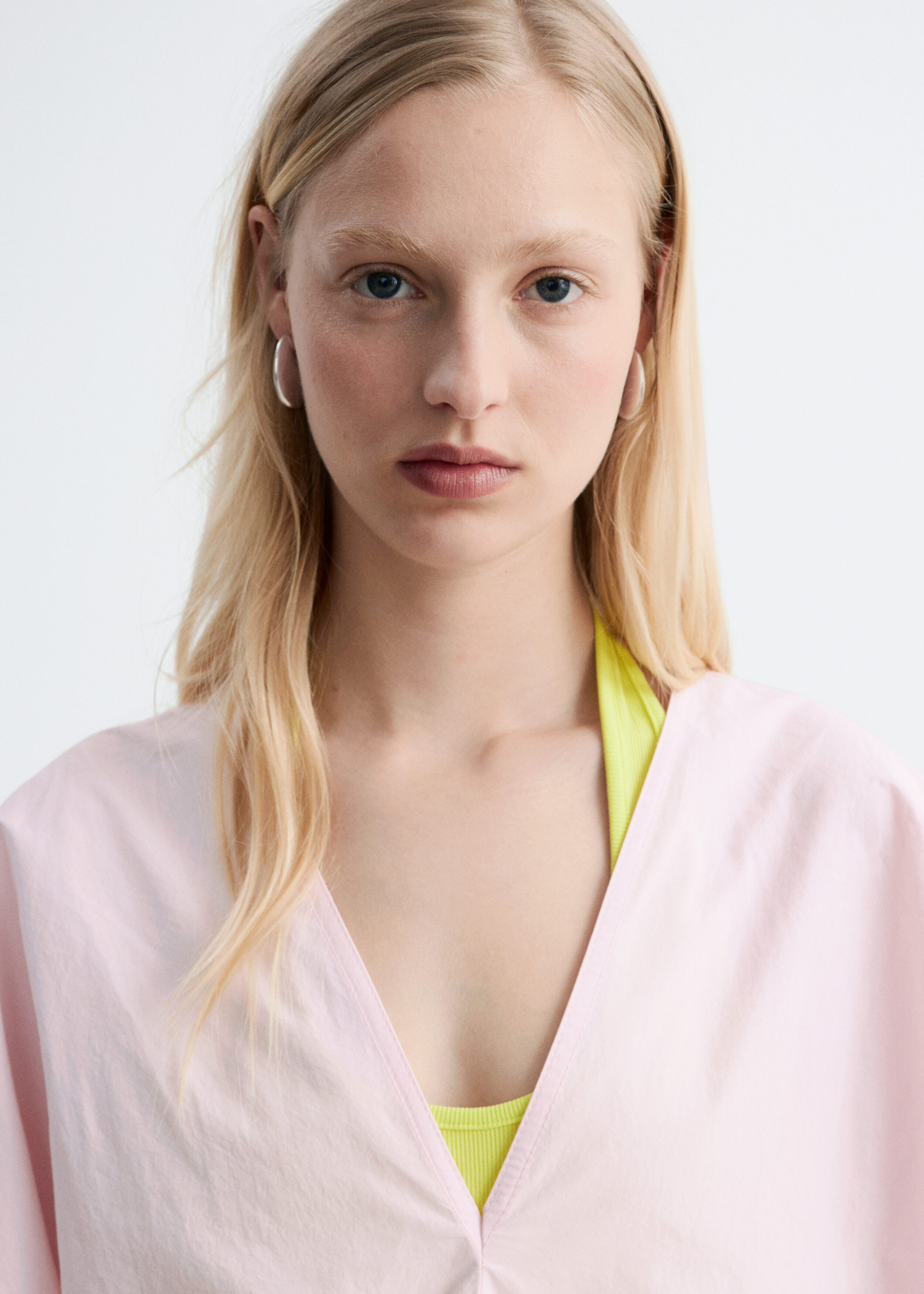 앤아더스토리즈 스컬프처럴 코튼 V 넥 블라우스의 파스텔 핑크컬러 ECOMLook입니다.