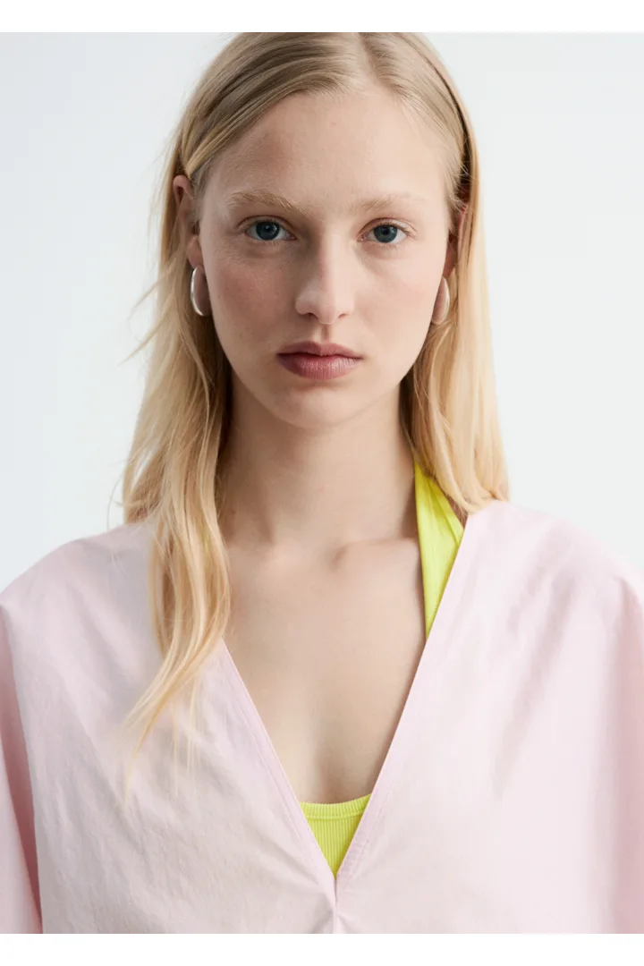 앤아더스토리즈 스컬프처럴 코튼 V 넥 블라우스의 파스텔 핑크컬러 ECOMLook입니다.