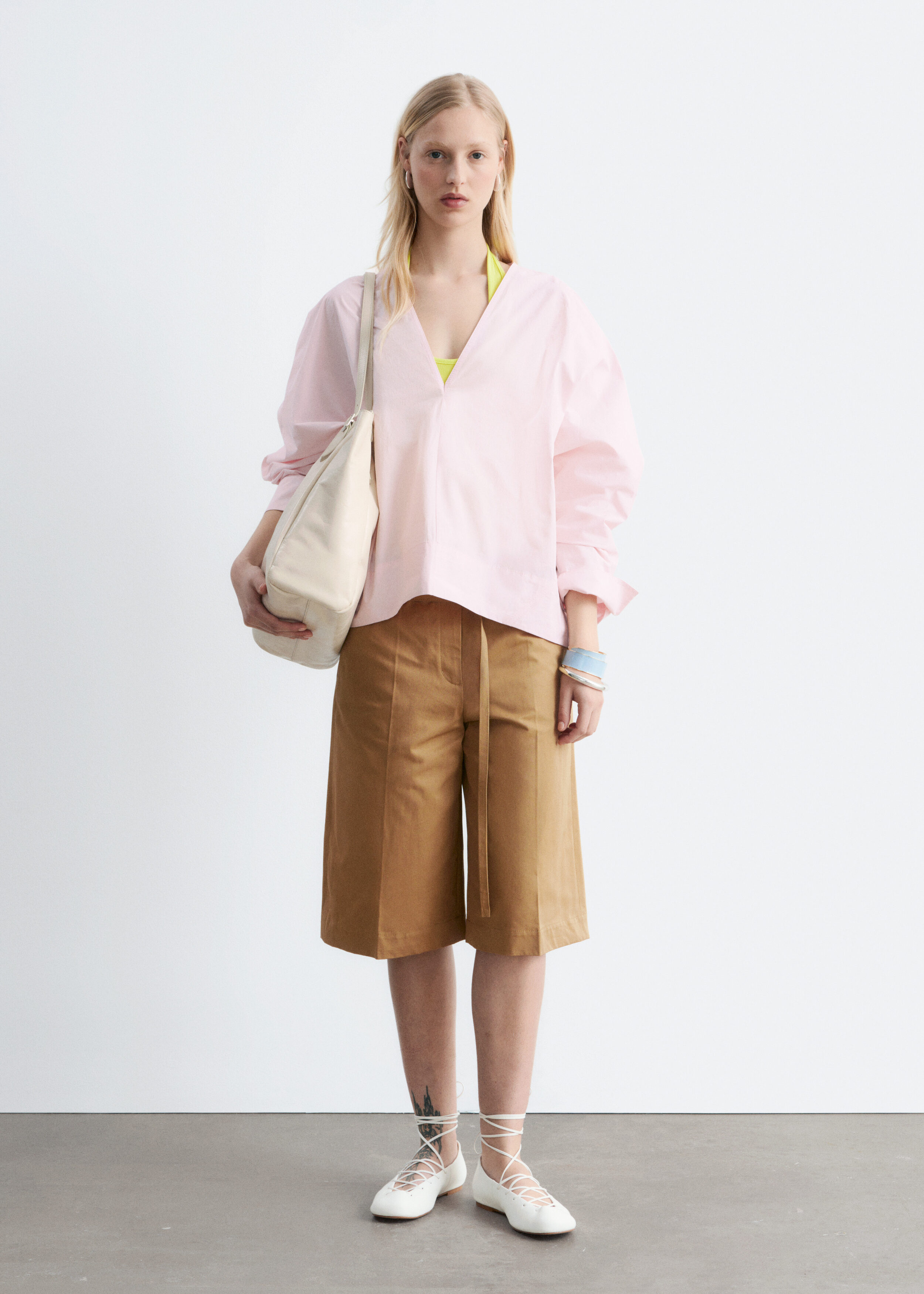 앤아더스토리즈 스컬프처럴 코튼 V 넥 블라우스의 파스텔 핑크컬러 ECOMLook입니다.