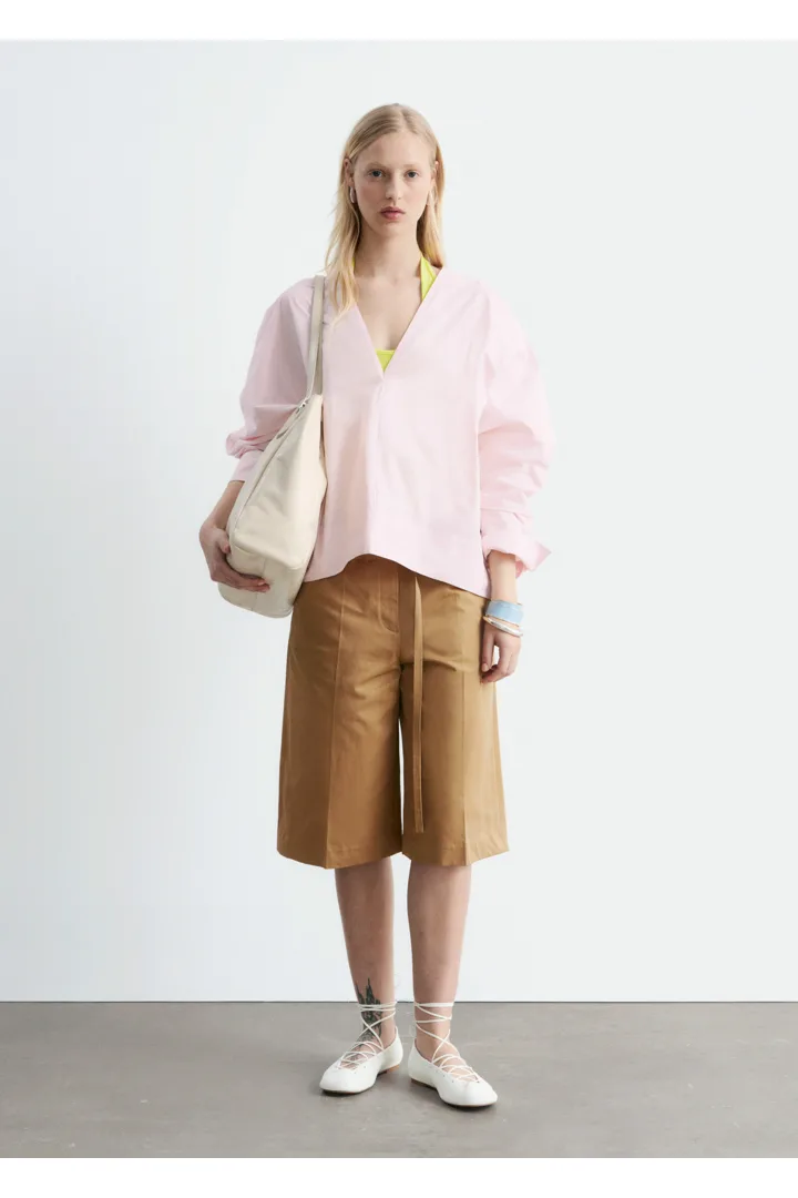 앤아더스토리즈 스컬프처럴 코튼 V 넥 블라우스의 파스텔 핑크컬러 ECOMLook입니다.