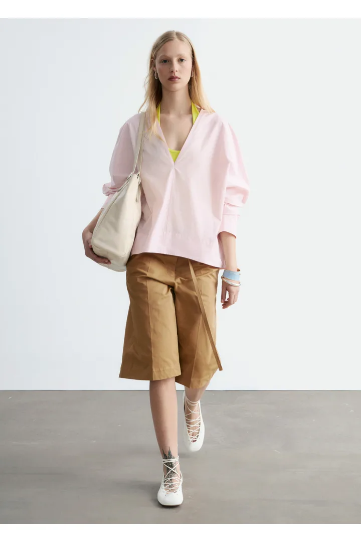앤아더스토리즈 스컬프처럴 코튼 V 넥 블라우스의 파스텔 핑크컬러 ECOMLook입니다.