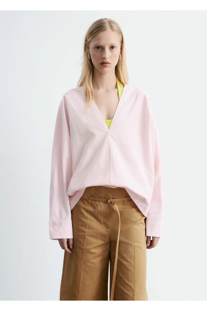 앤아더스토리즈 스컬프처럴 코튼 V 넥 블라우스의 파스텔 핑크컬러 ECOMLook입니다.