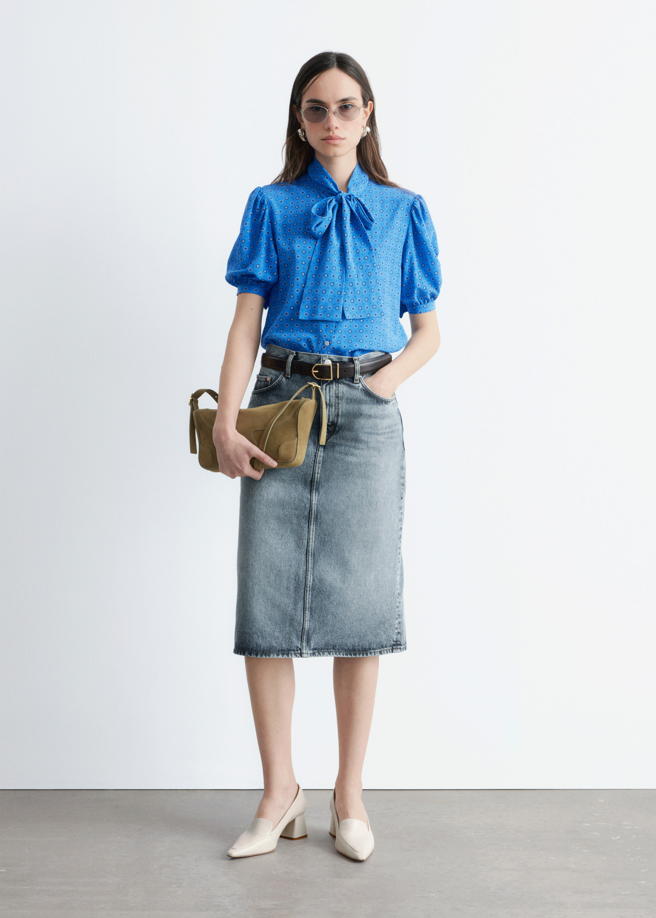 앤아더스토리즈 프린트 타이 넥 실크 블라우스의 브라이트 블루/패턴컬러 ECOMLook입니다.