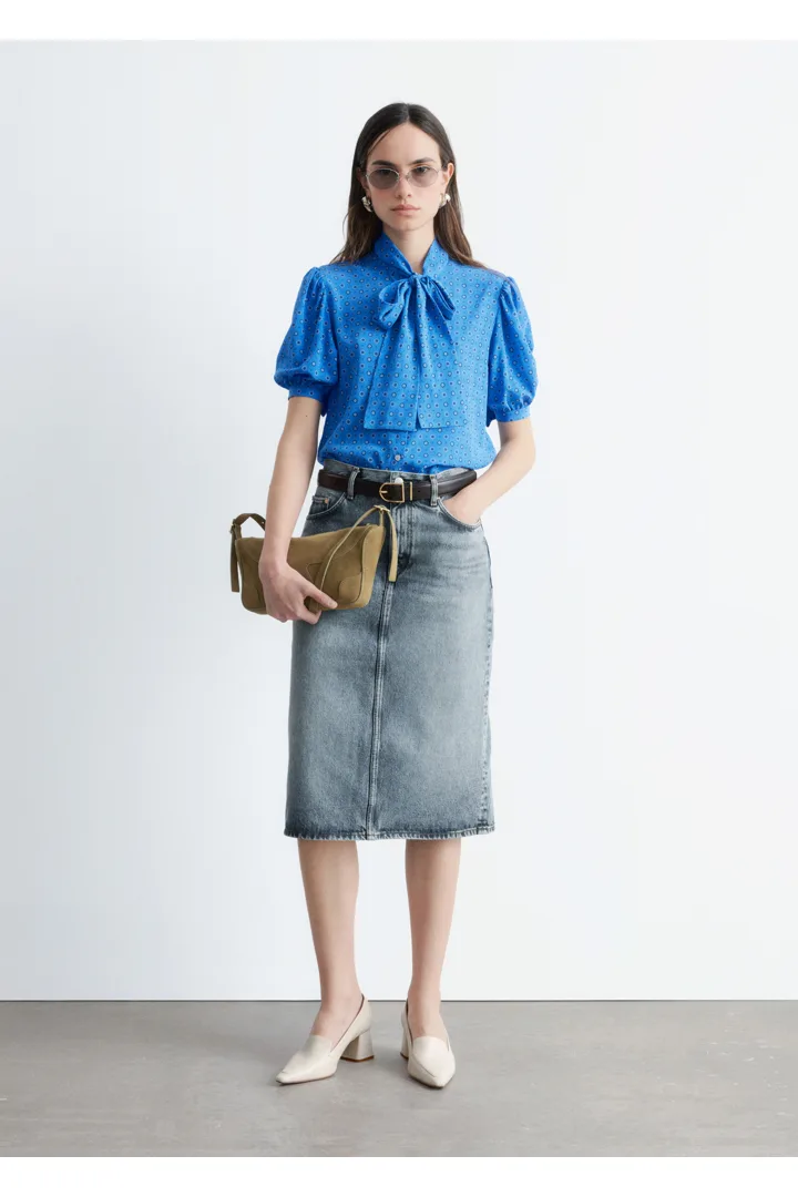 앤아더스토리즈 프린트 타이 넥 실크 블라우스의 브라이트 블루/패턴컬러 ECOMLook입니다.