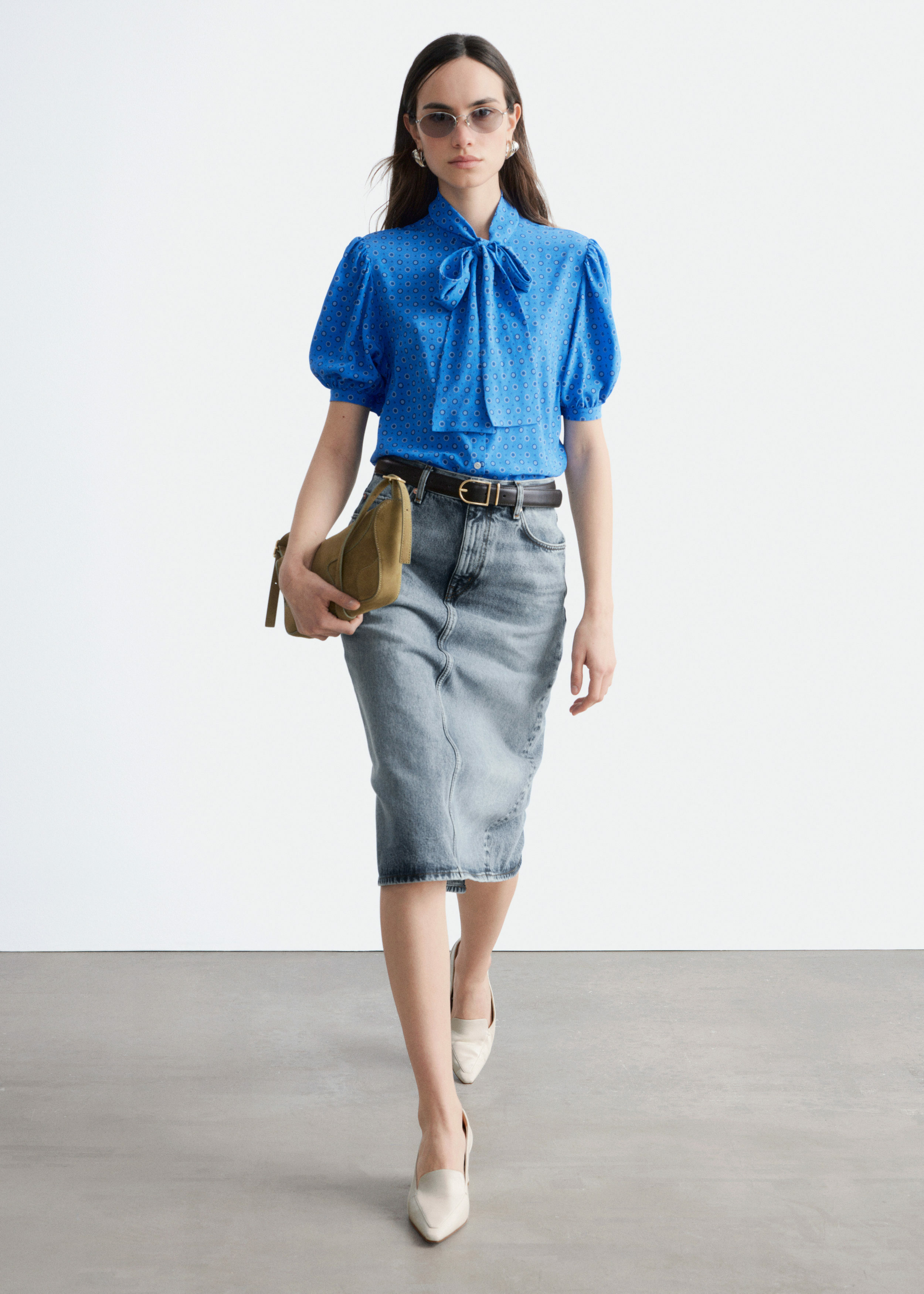 앤아더스토리즈 프린트 타이 넥 실크 블라우스의 브라이트 블루/패턴컬러 ECOMLook입니다.