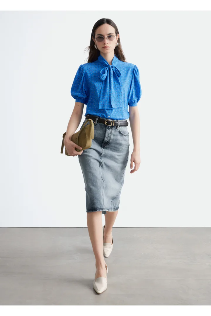 앤아더스토리즈 프린트 타이 넥 실크 블라우스의 브라이트 블루/패턴컬러 ECOMLook입니다.