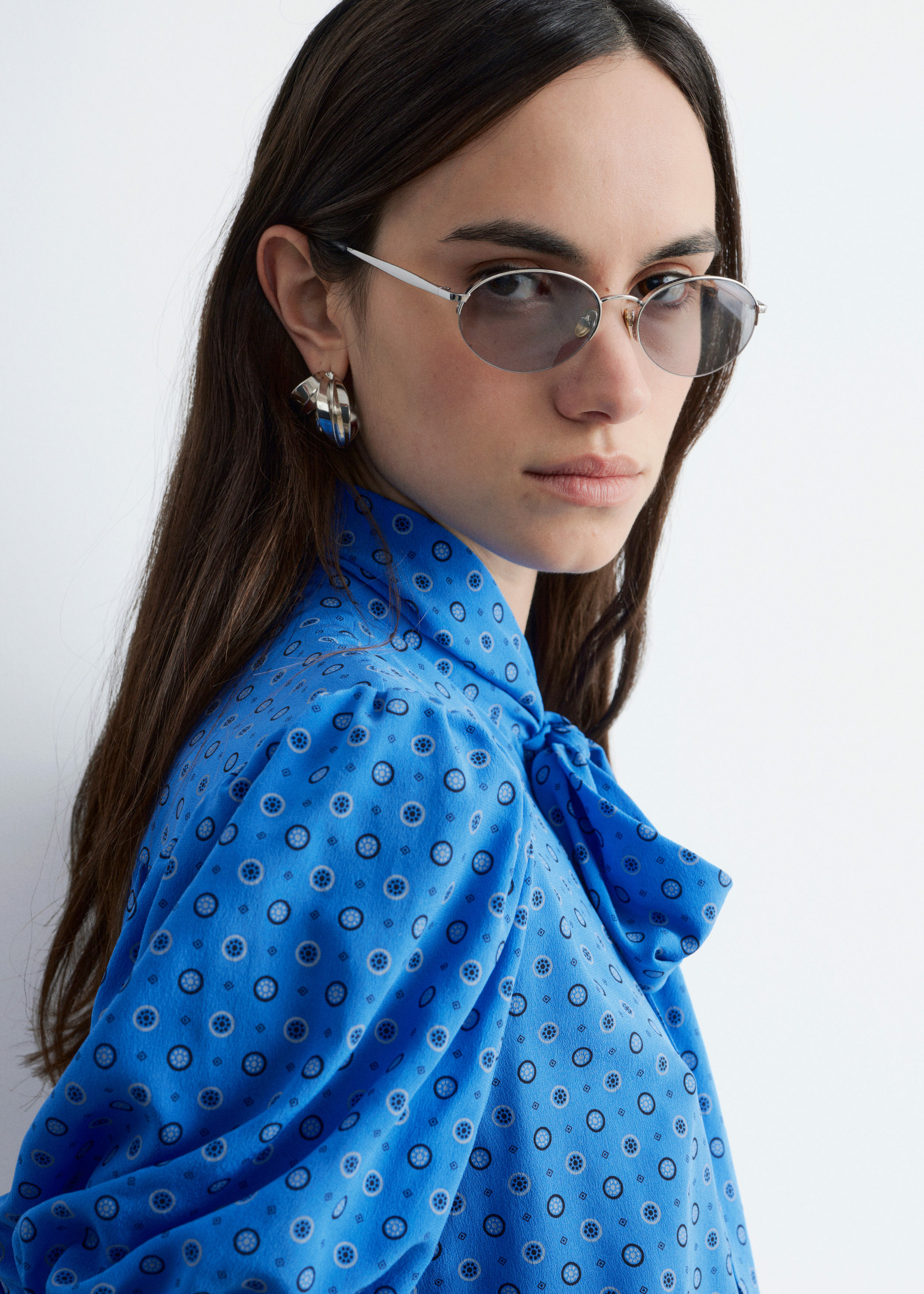 앤아더스토리즈 프린트 타이 넥 실크 블라우스의 브라이트 블루/패턴컬러 ECOMLook입니다.