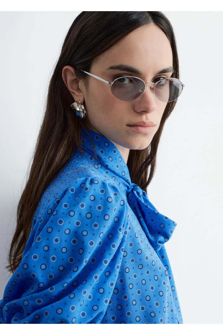 앤아더스토리즈 프린트 타이 넥 실크 블라우스의 브라이트 블루/패턴컬러 ECOMLook입니다.