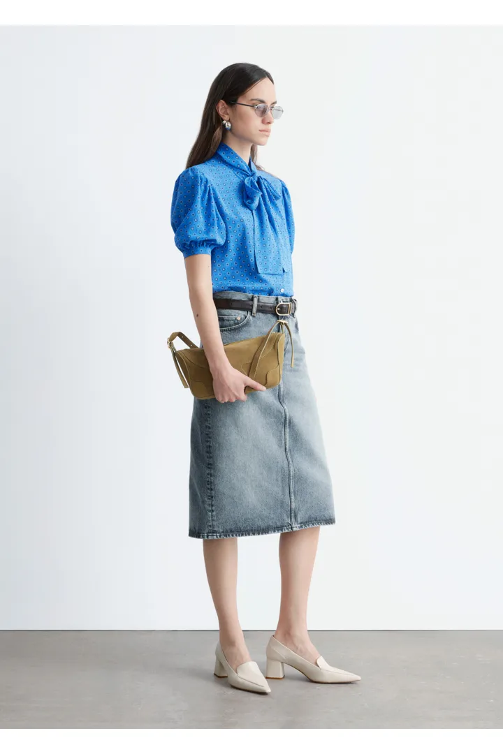 앤아더스토리즈 프린트 타이 넥 실크 블라우스의 브라이트 블루/패턴컬러 ECOMLook입니다.